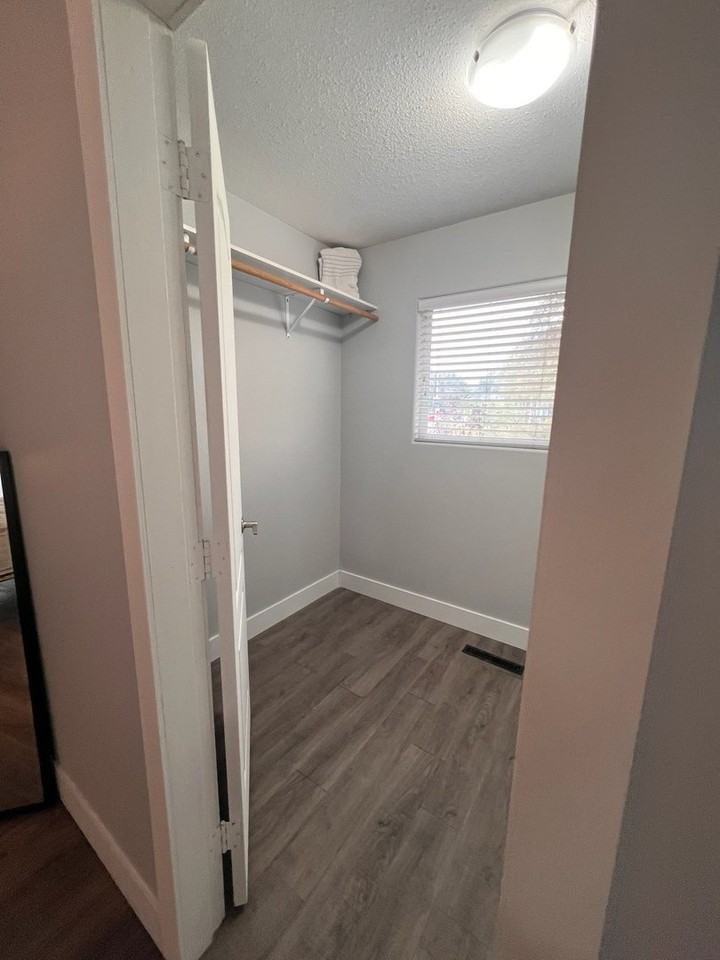 698 Balsam Rd - Photo 4 of 16