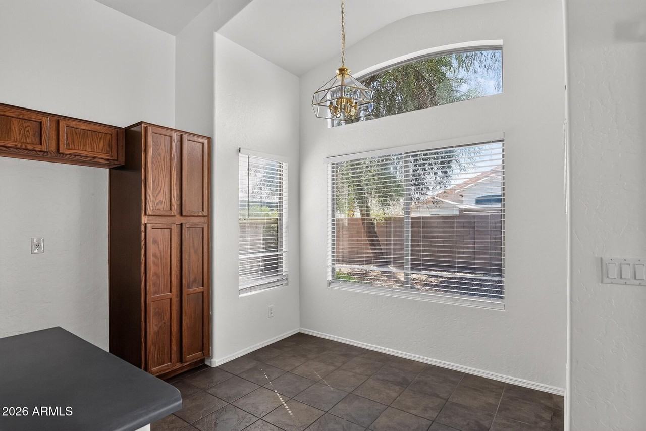 13737 W Peck Dr - Photo 2 of 18