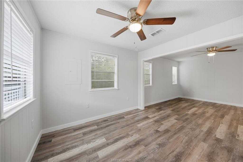 9481 Lake Forest Cir - Photo 4 of 40