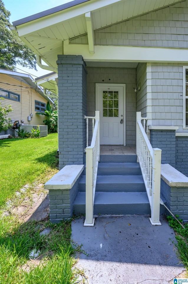 703 11th Ave - Photo 4 of 36