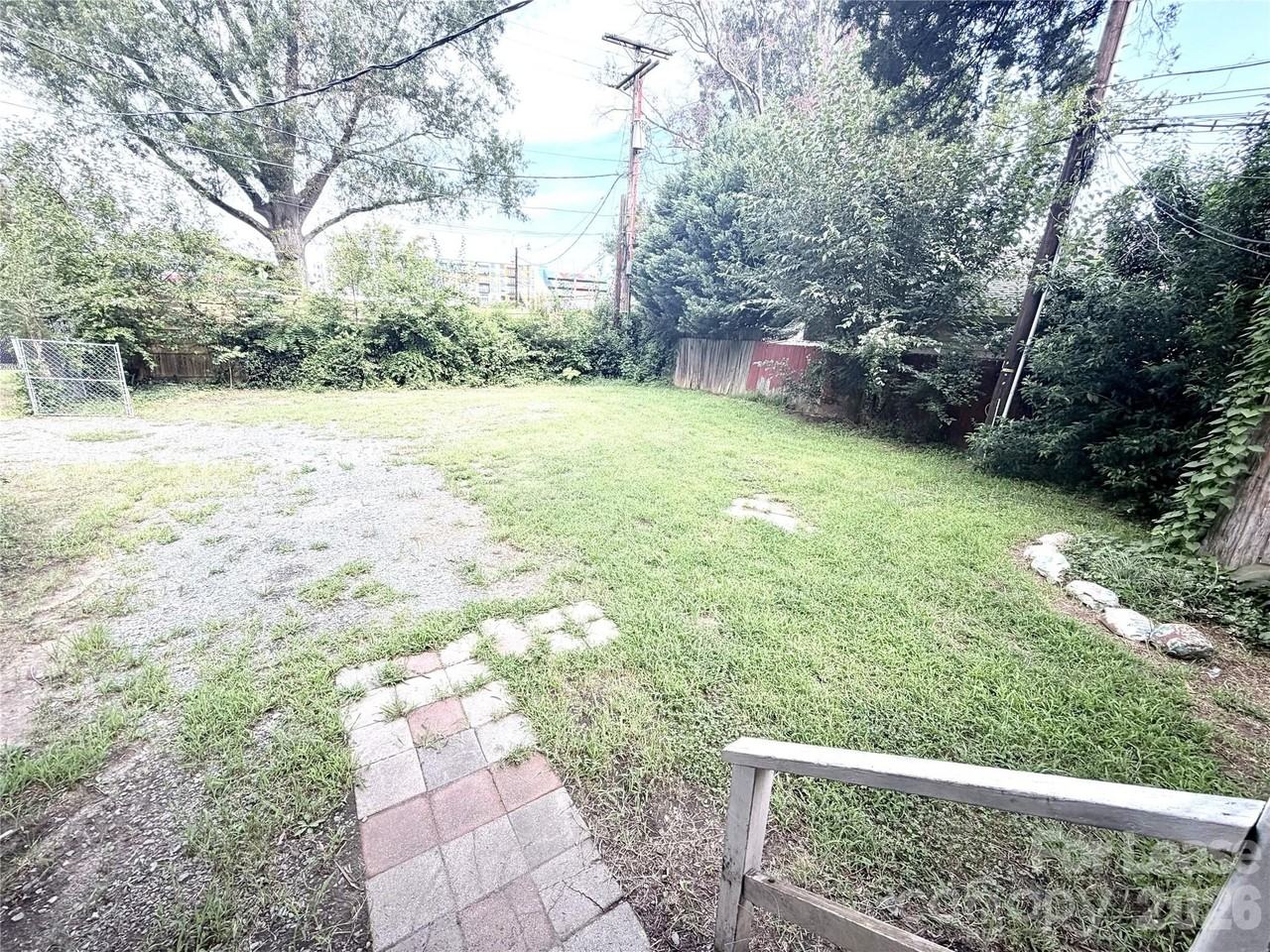 1615 Bancroft St - Photo 3 of 11