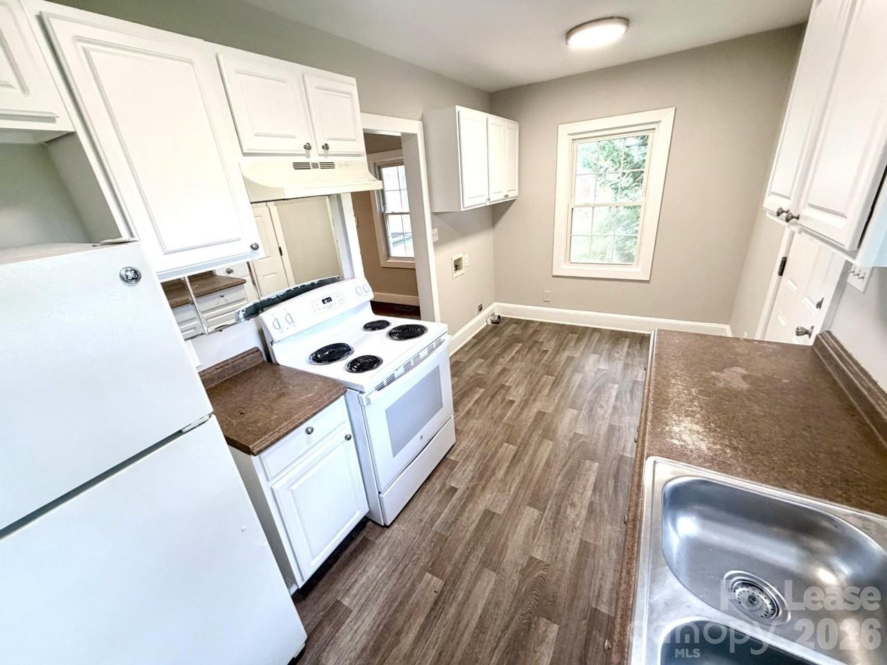 1615 Bancroft St - Photo 5 of 11