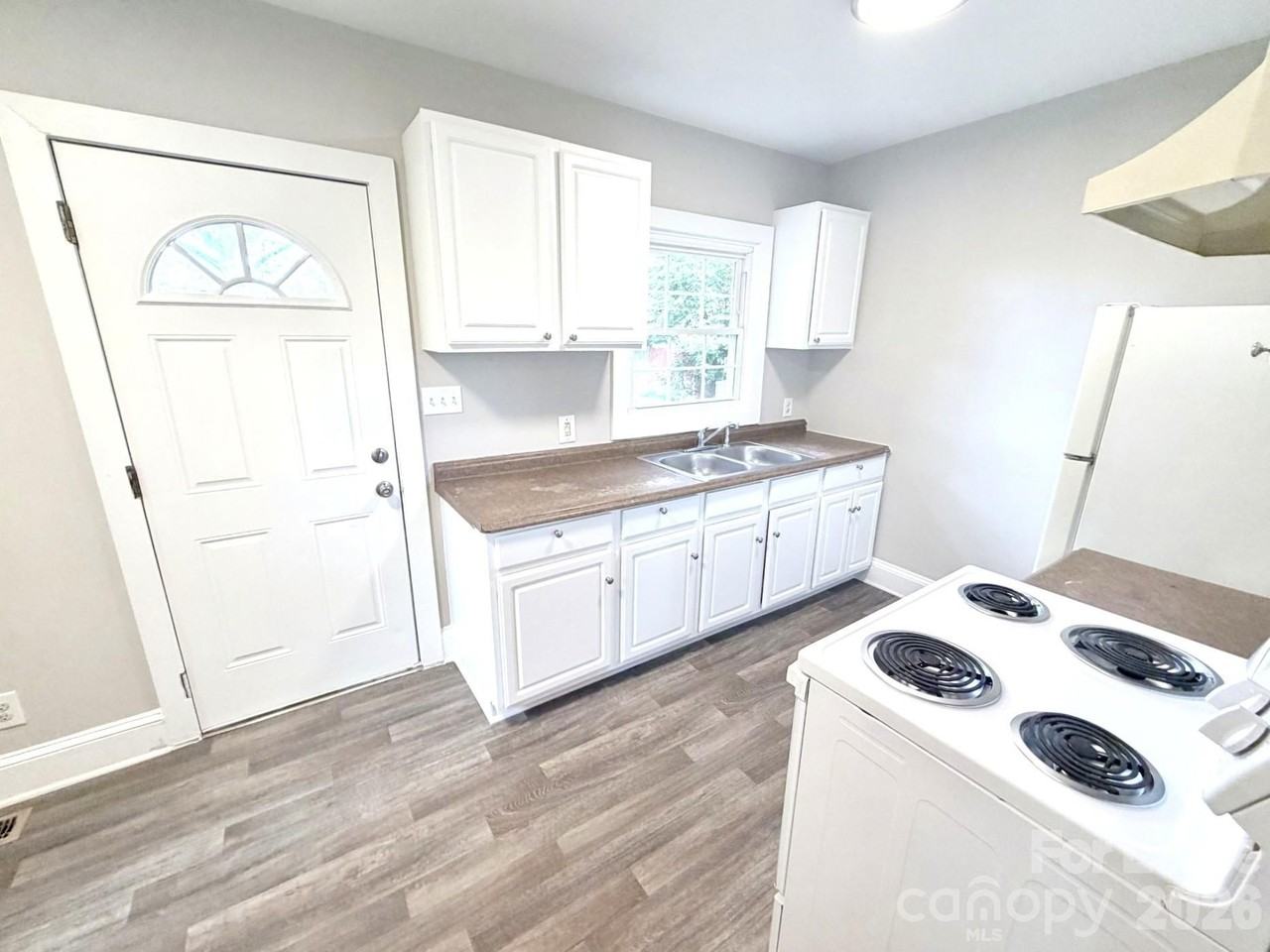 1615 Bancroft St - Photo 6 of 11