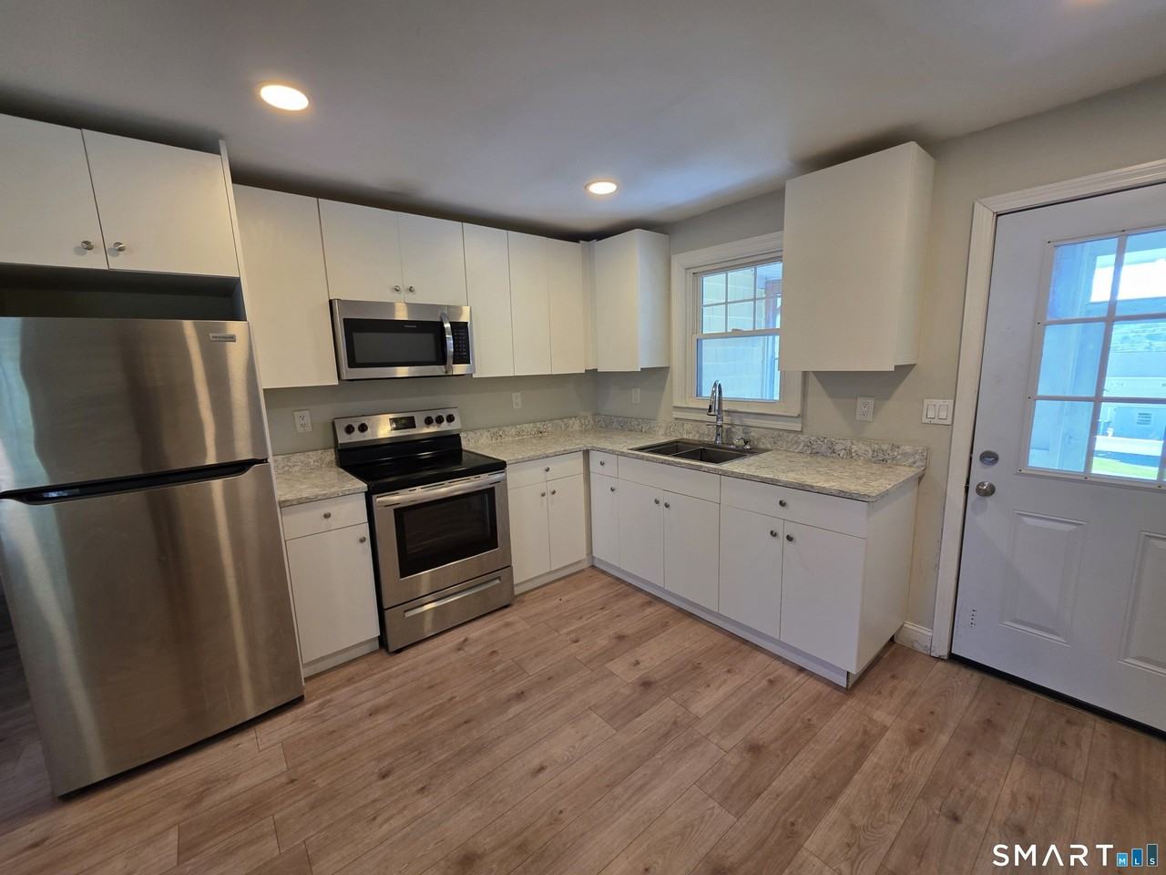 1921 Hawkins St - Photo 6 of 26