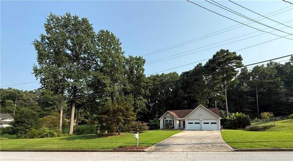 3897 Saddlecreek Dr - Photo 2 of 40