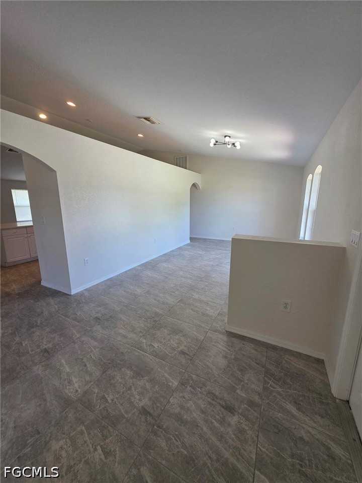 760 Lamar St E - Photo 2 of 18