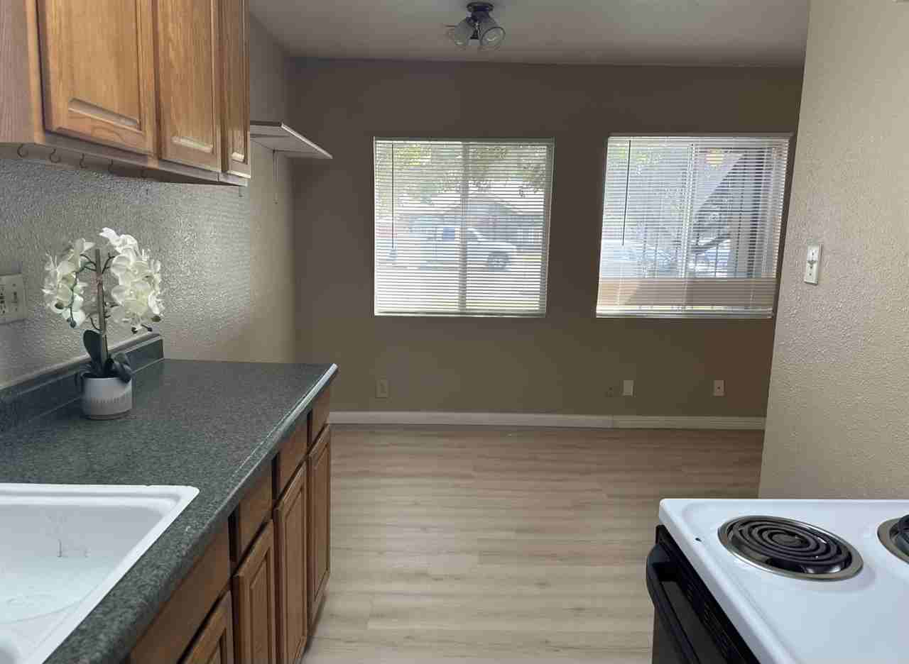 933 Kenwood Ave #1 - Photo 5 of 22