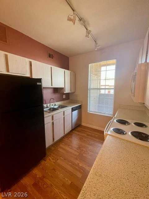 231 W Horizon Ridge Pkwy #2813 - Photo 7 of 19