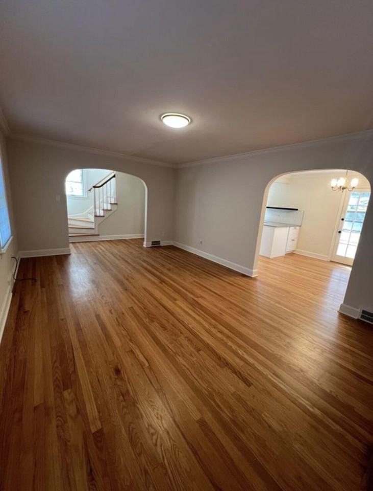403 Wesley Ave - Photo 4 of 11