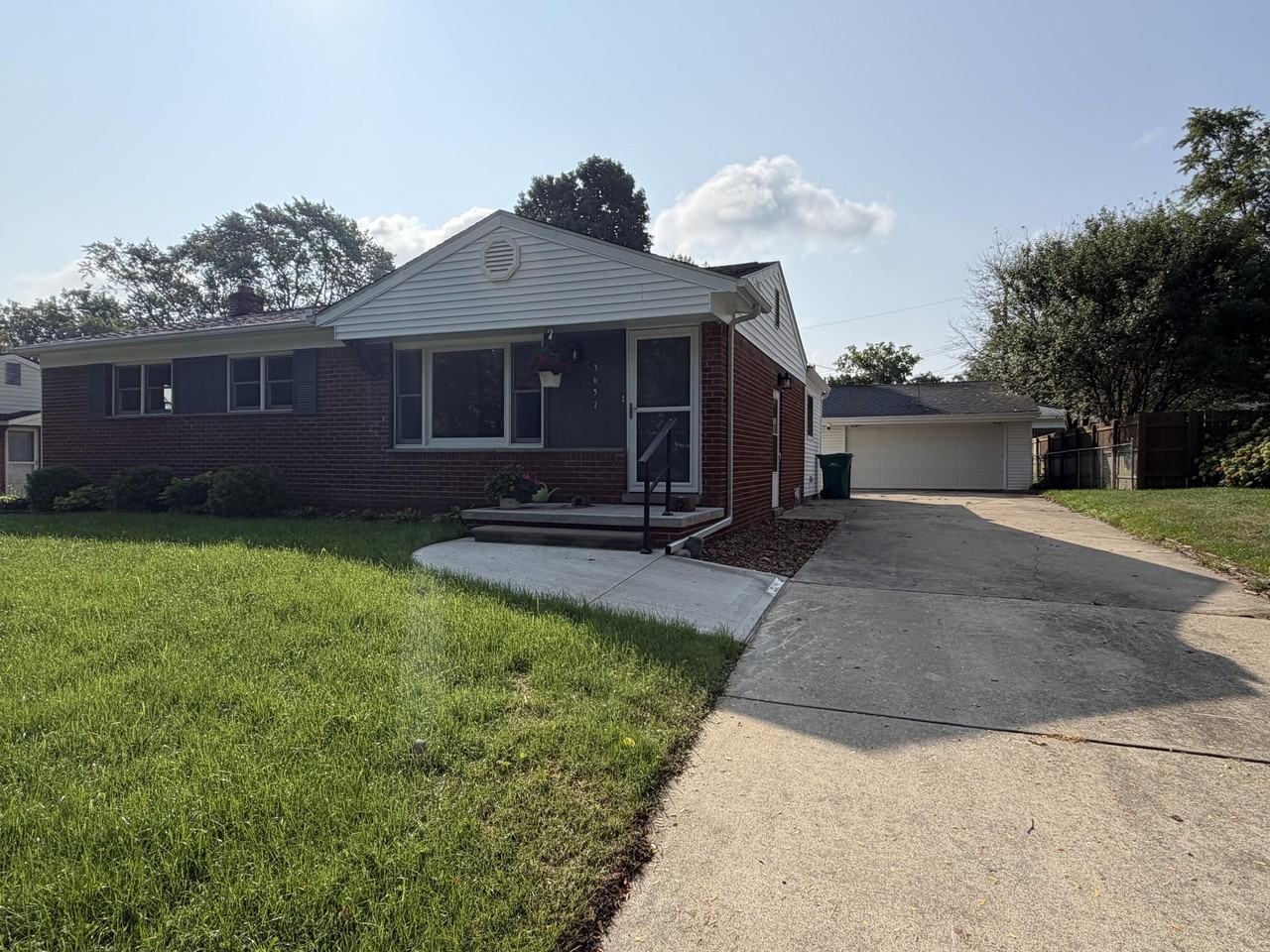 3652 Inverness St - Photo 2 of 30