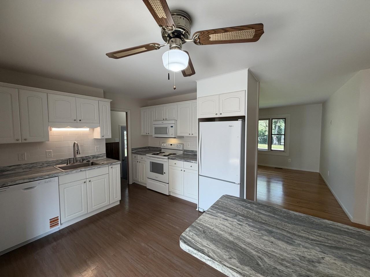 3652 Inverness St - Photo 5 of 30