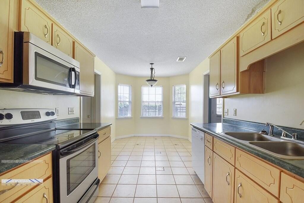 1948 Kingston Ln - Photo 4 of 5