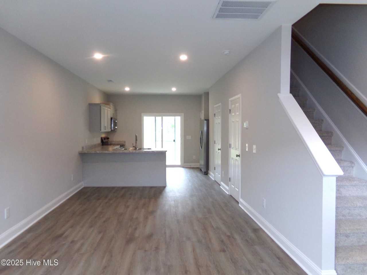 199 Loren Rd - Photo 4 of 28