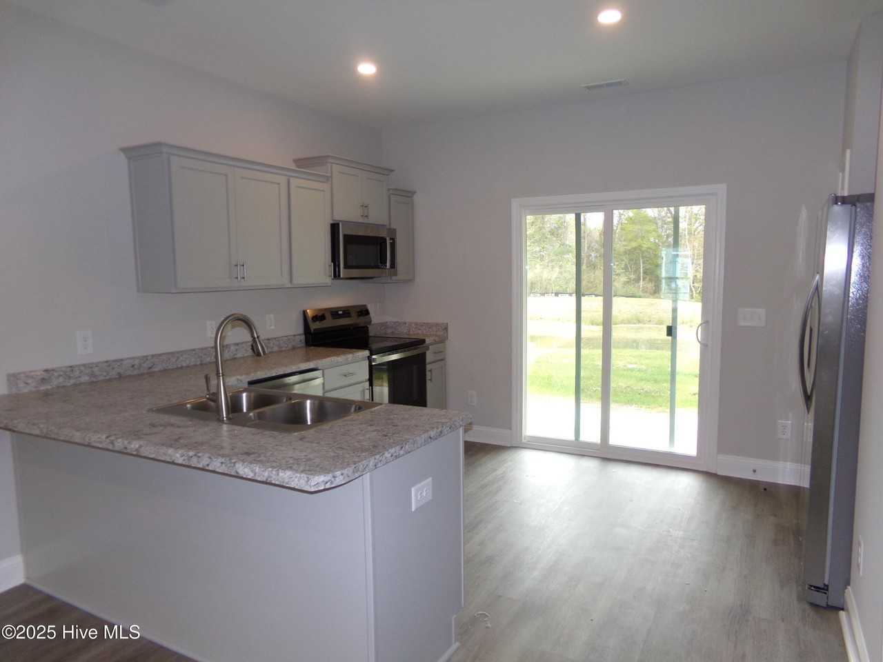 199 Loren Rd - Photo 5 of 28