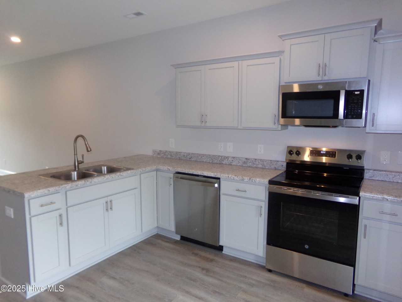 199 Loren Rd - Photo 6 of 28