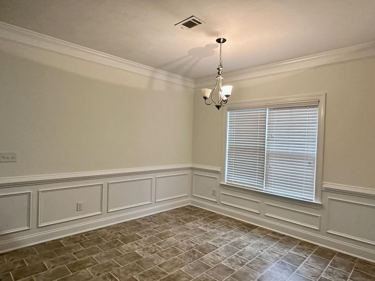 2455 Newbury Ave - Photo 5 of 19