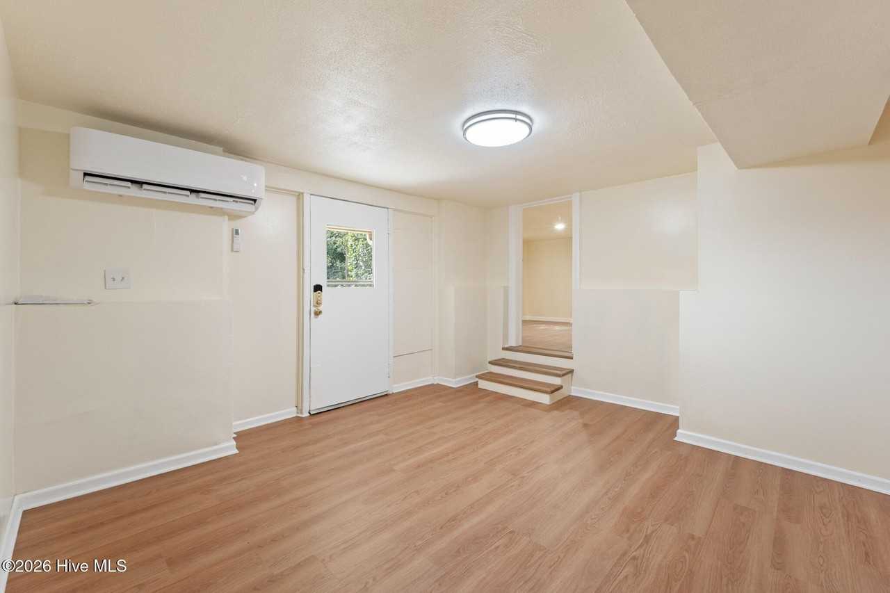 1422 Heard Ave #1-2 - Photo 4 of 16