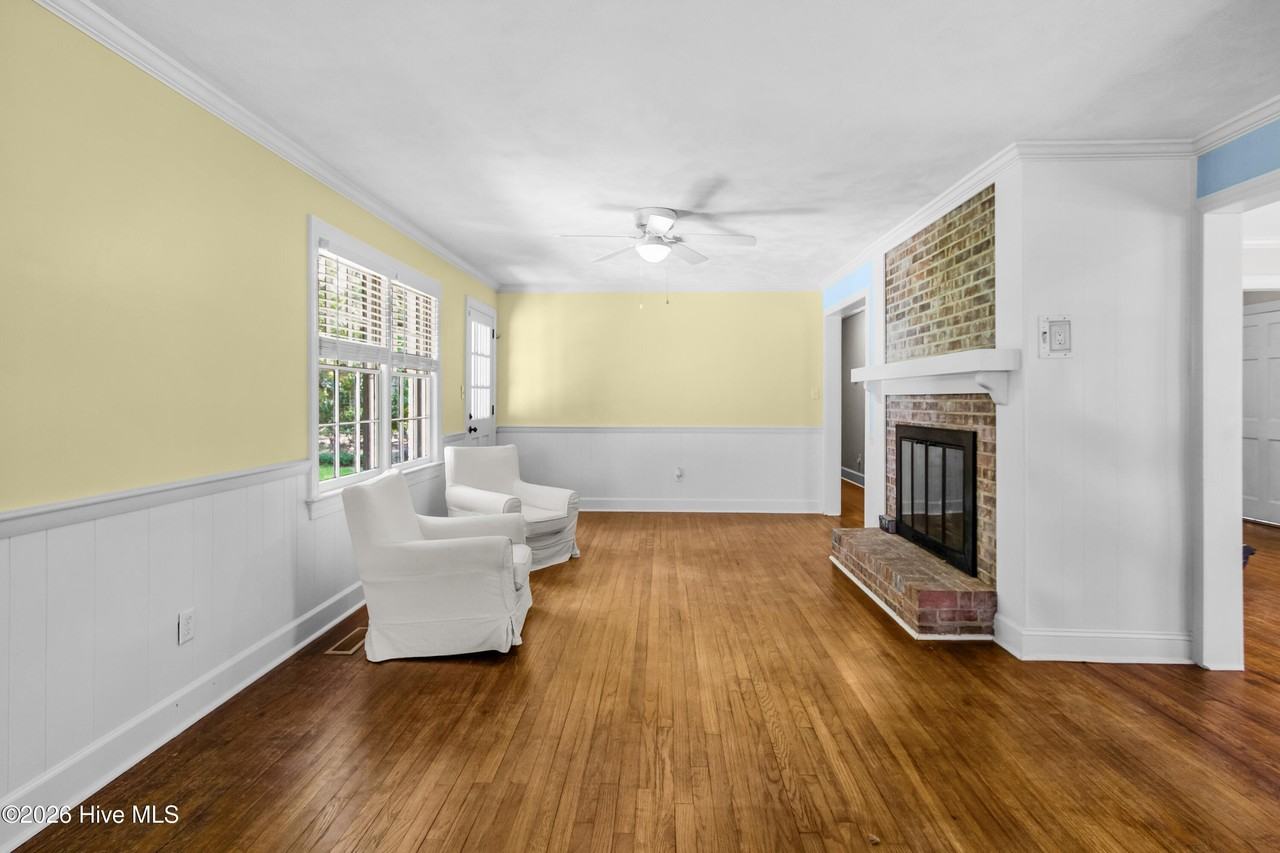 1909 Fairview Way - Photo 7 of 18