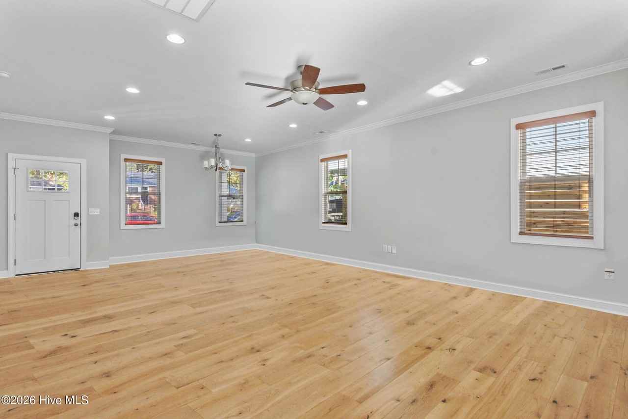 323 Wilson St - Photo 5 of 33