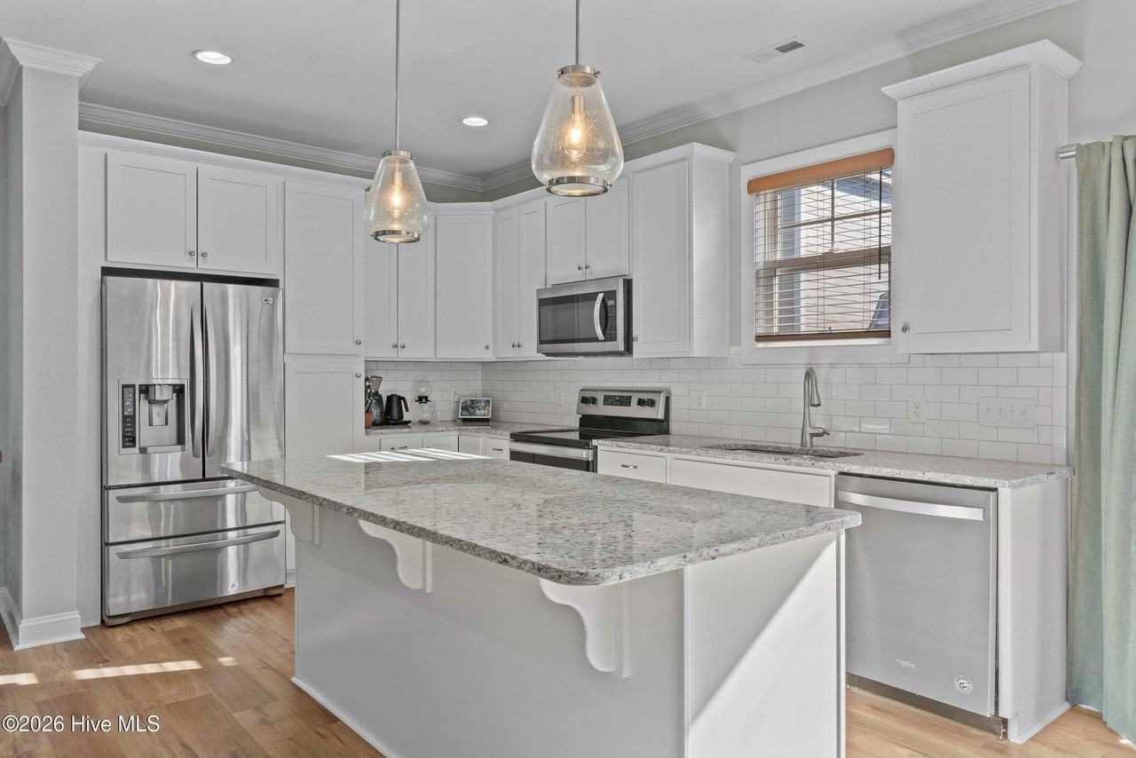 323 Wilson St - Photo 6 of 33