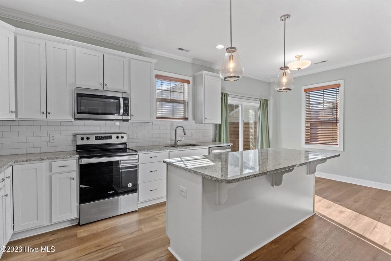 323 Wilson St - Photo 7 of 33