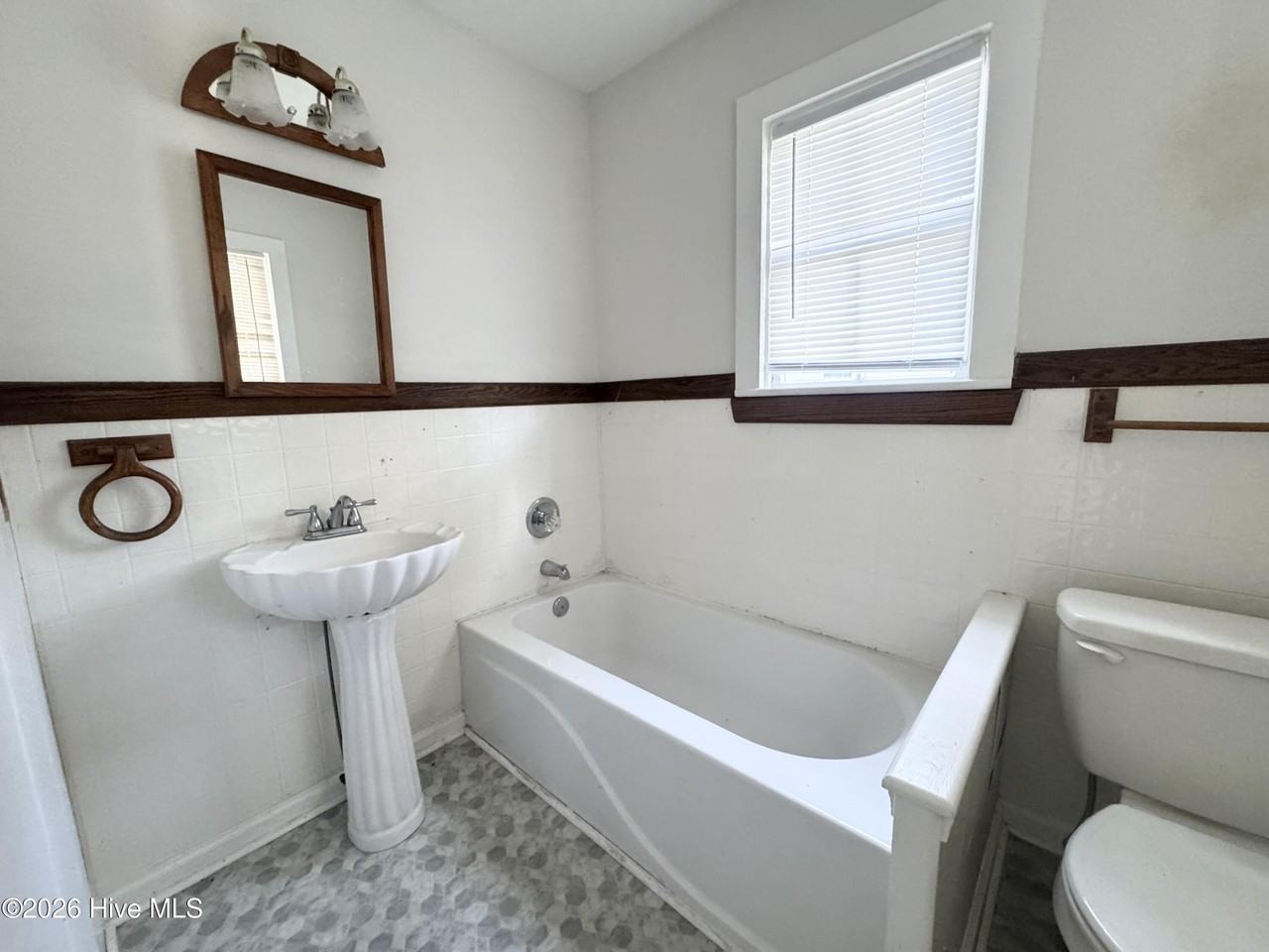 904 Raleigh St - Photo 3 of 8