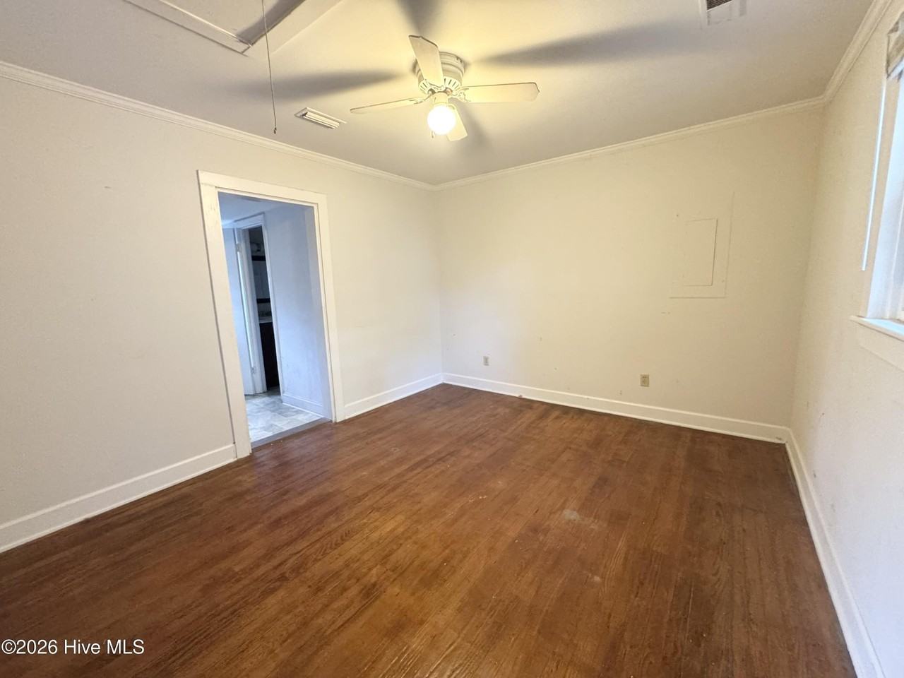 904 Raleigh St - Photo 5 of 8