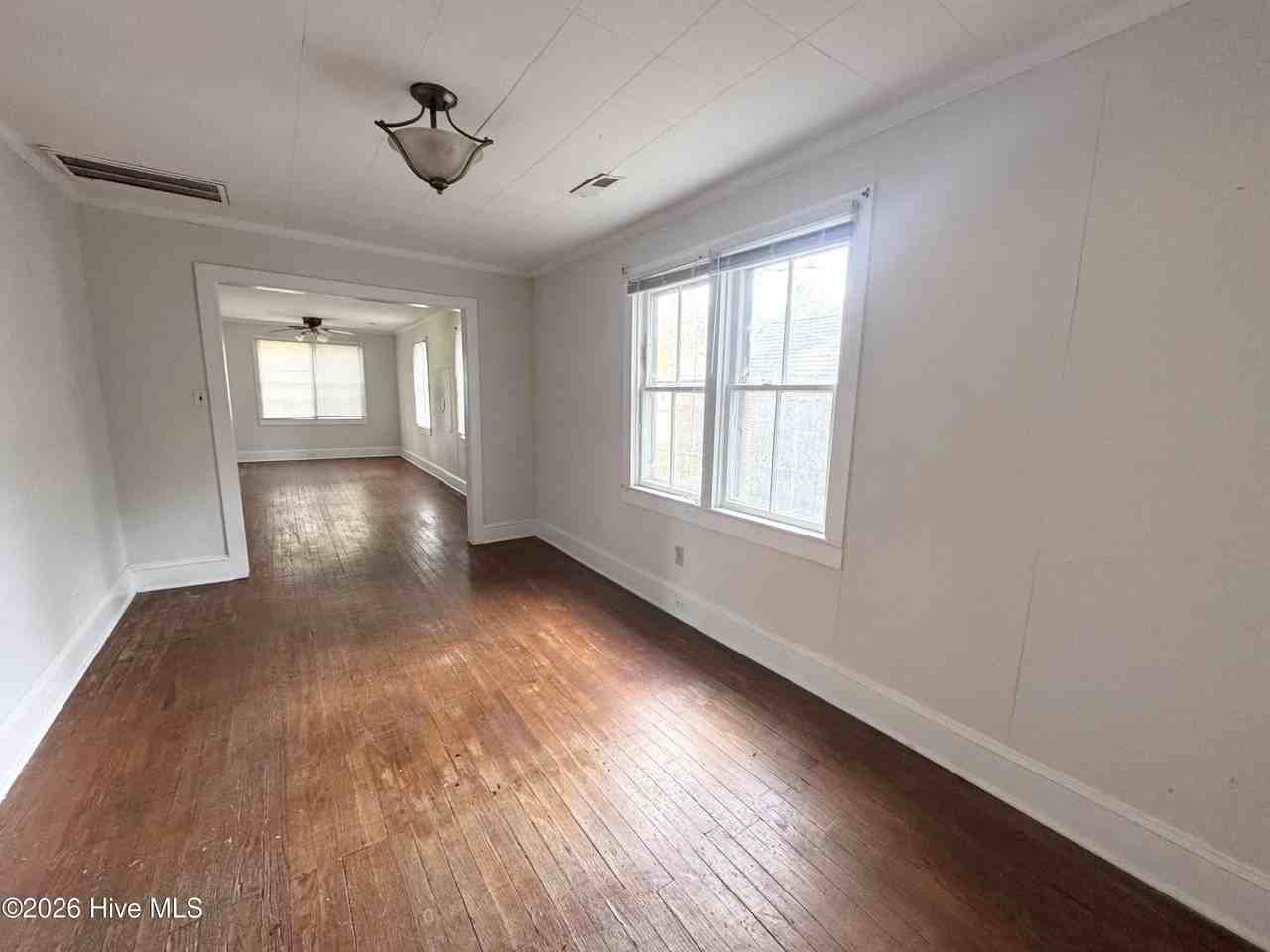 904 Raleigh St - Photo 6 of 8