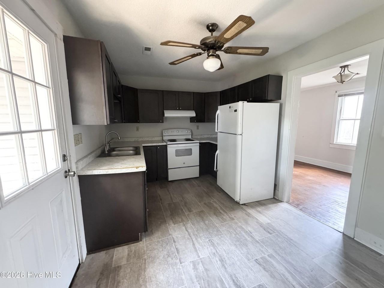 904 Raleigh St - Photo 7 of 8