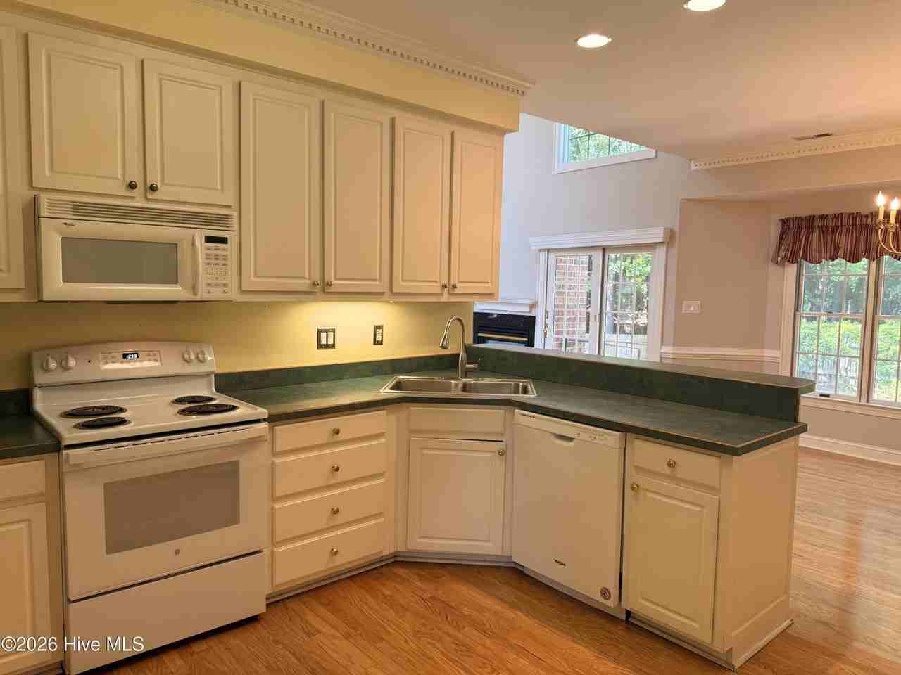 1010 Devonshire Dr - Photo 6 of 28