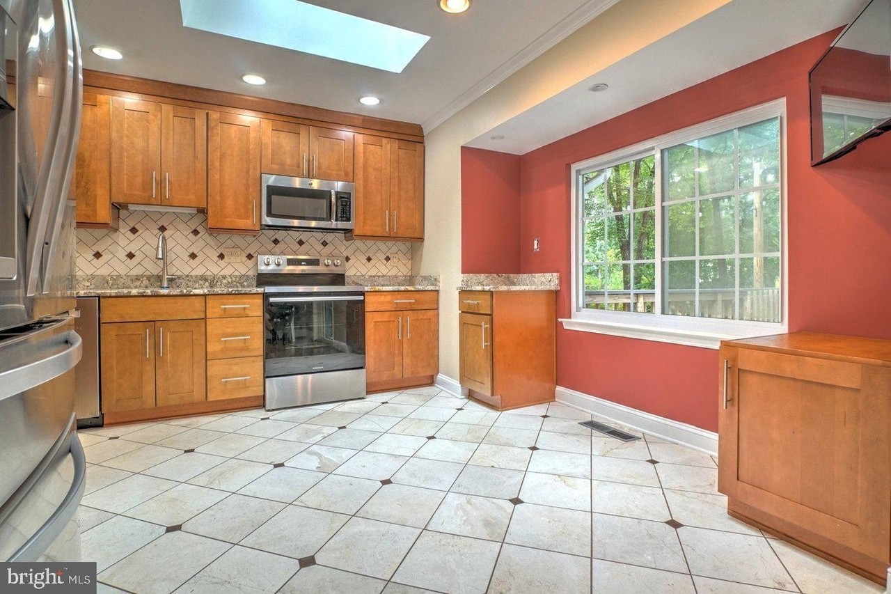 2405 Earlsgate Ct - Photo 2 of 34