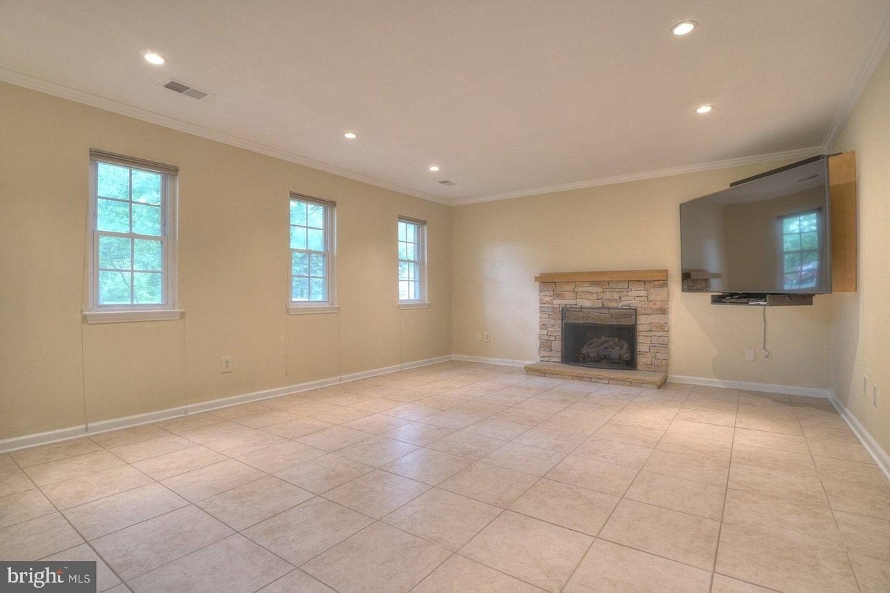 2405 Earlsgate Ct - Photo 6 of 34