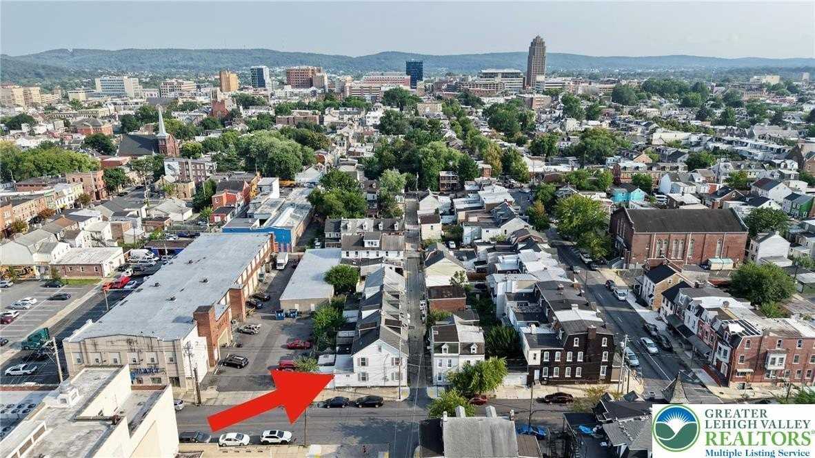 547 N Silk St - Photo 3 of 36