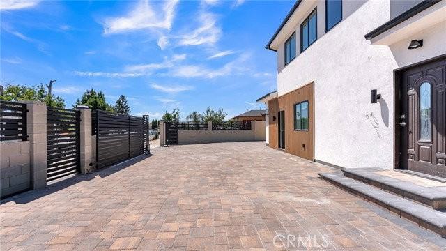 7733 Craner Ave - Photo 2 of 7