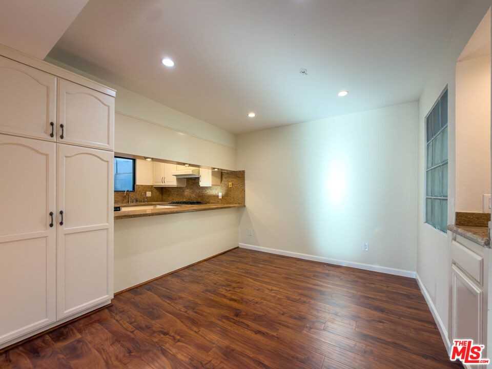 301 W Loraine St #8 - Photo 3 of 8