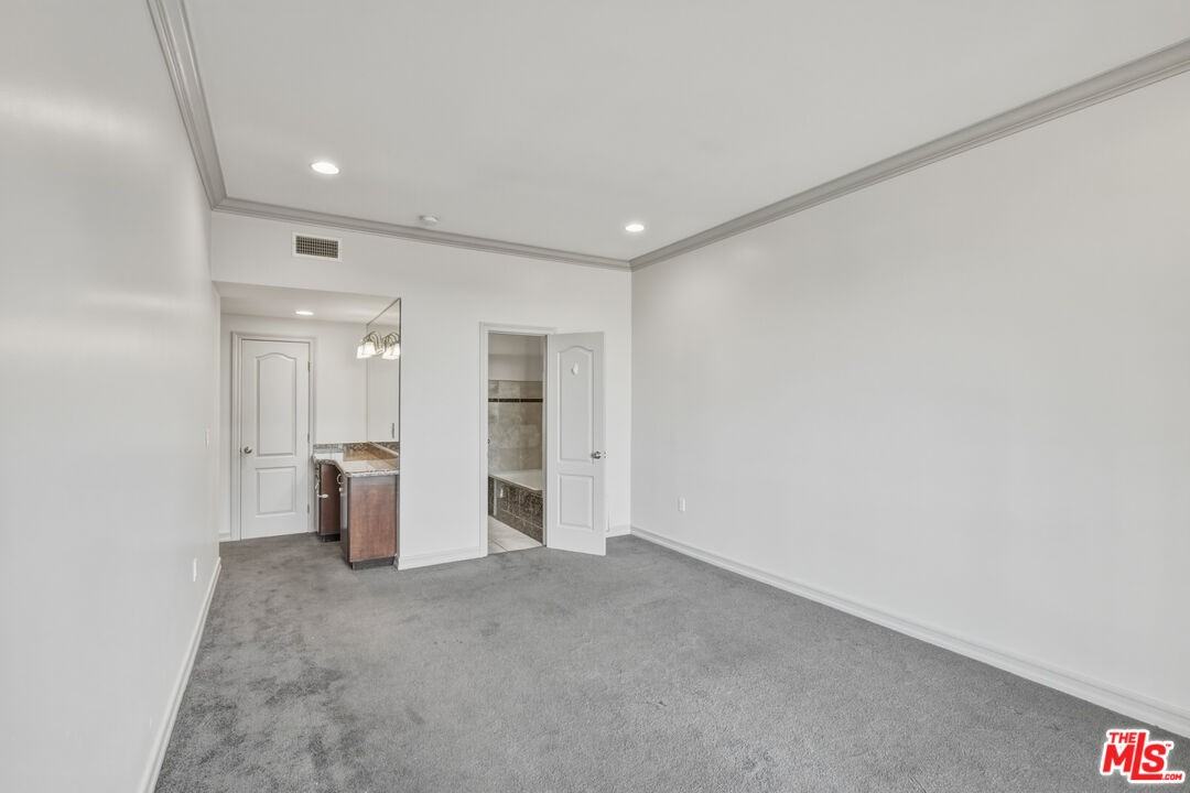 1132 S Doheny Dr #302 - Photo 2 of 8