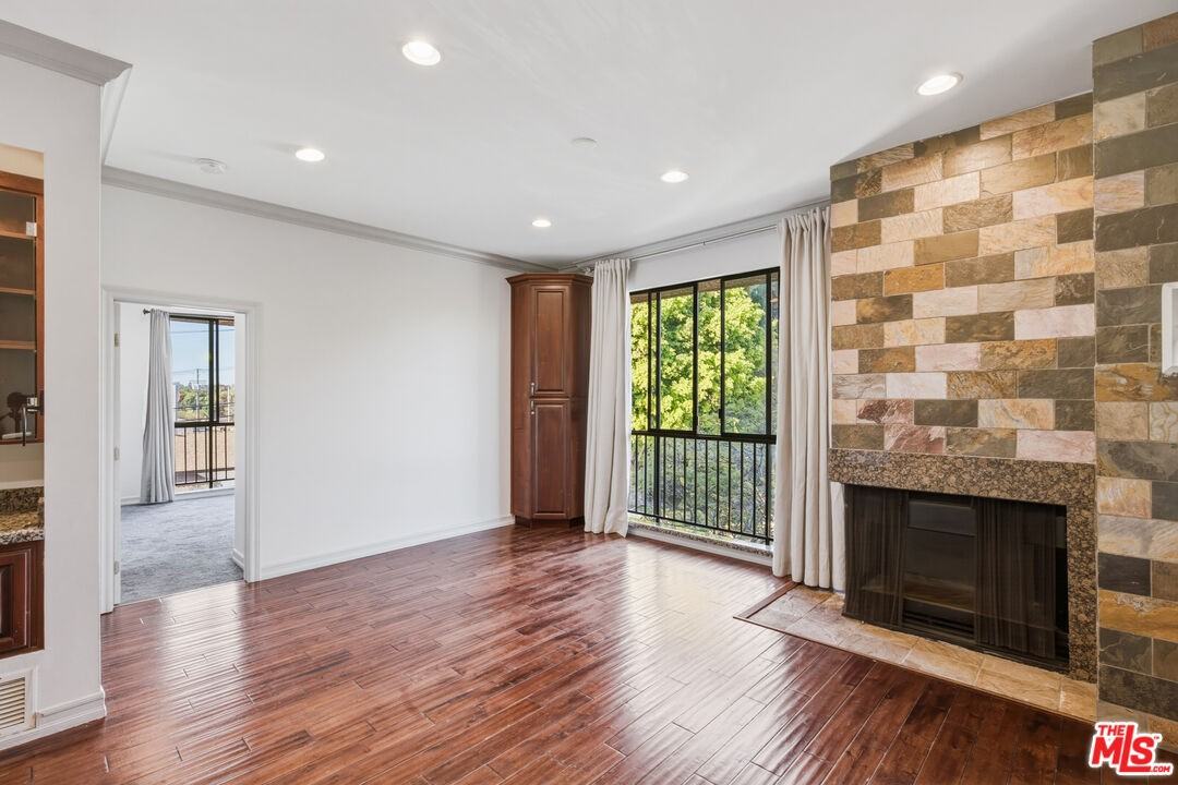 1132 S Doheny Dr #302 - Photo 5 of 8