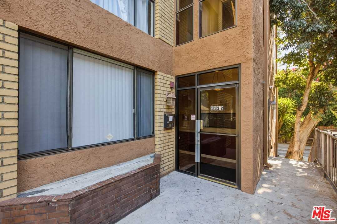 1132 S Doheny Dr #302 - Photo 6 of 8
