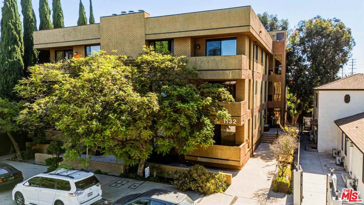 1132 S Doheny Dr #302 - Photo 7 of 8
