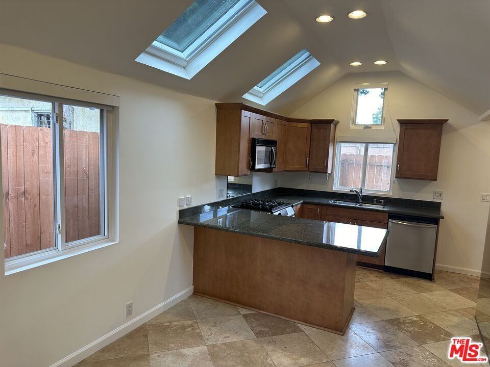 2454 Penmar Ave - Photo 2 of 8