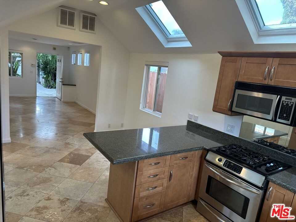 2454 Penmar Ave - Photo 4 of 8