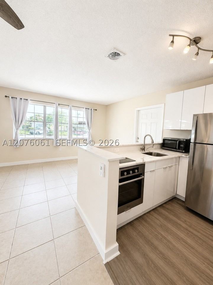 1711 Ne 56th St #5 - Photo 2 of 10