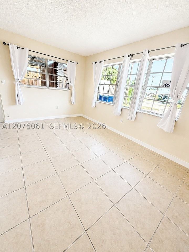 1711 Ne 56th St #5 - Photo 3 of 10