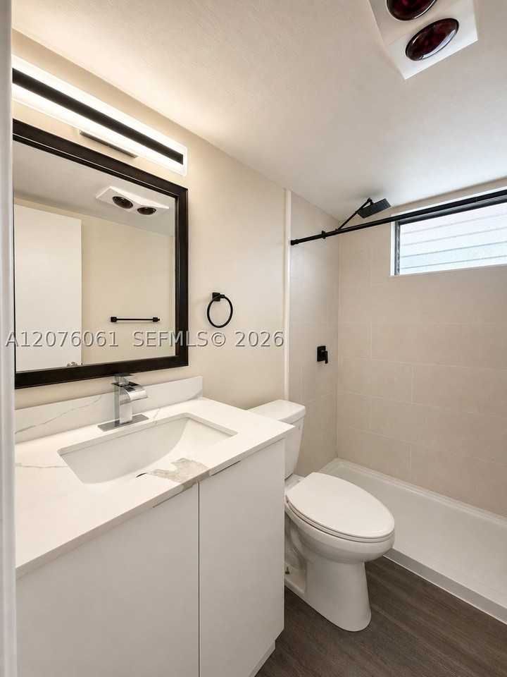 1711 Ne 56th St #5 - Photo 4 of 10