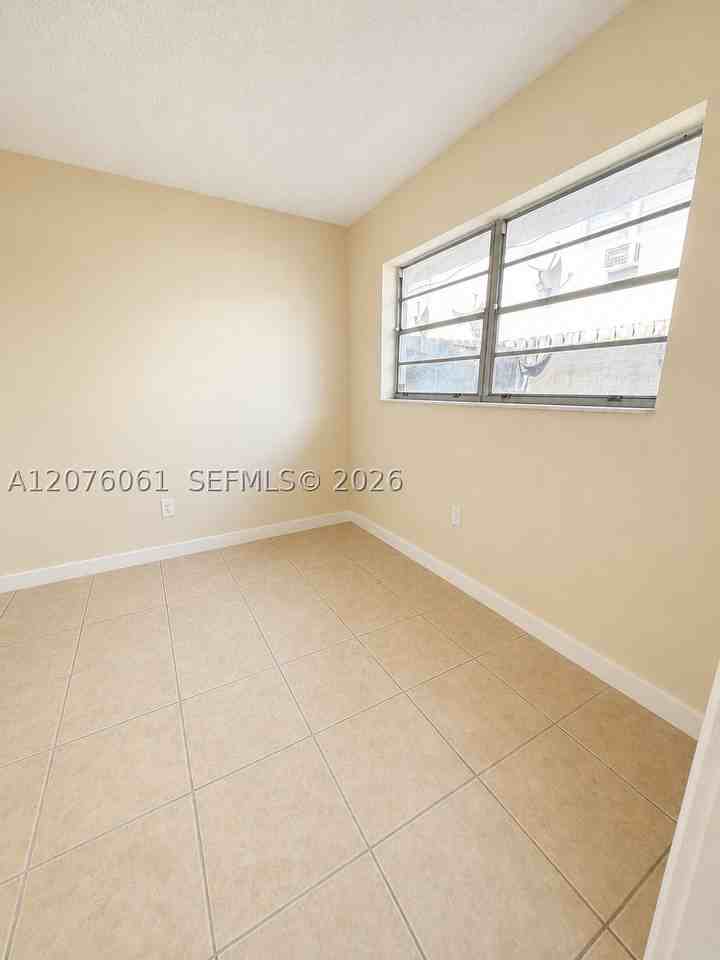 1711 Ne 56th St #5 - Photo 5 of 10