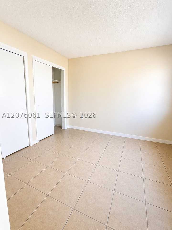 1711 Ne 56th St #5 - Photo 6 of 10