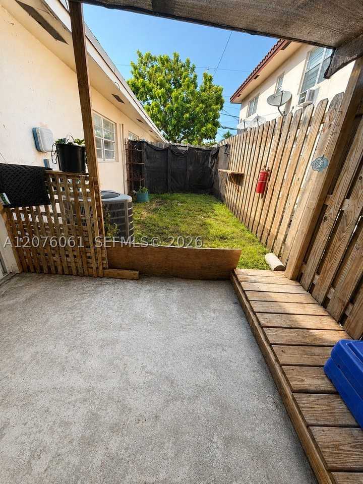 1711 Ne 56th St #5 - Photo 7 of 10