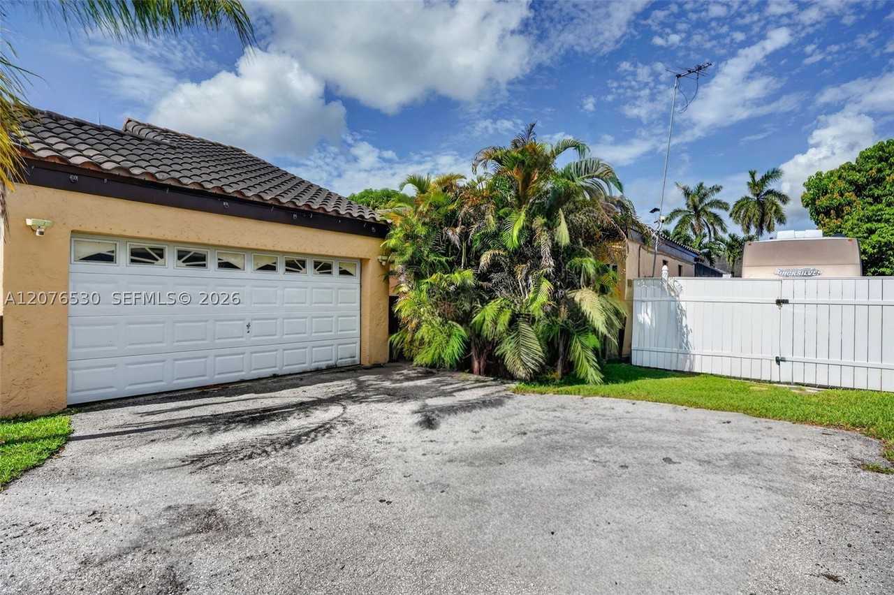 15660 Sw 152nd Pl - Photo 3 of 43