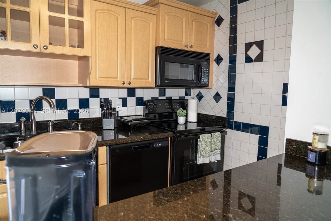 854 Nw 87th Ave #405 - Photo 5 of 19