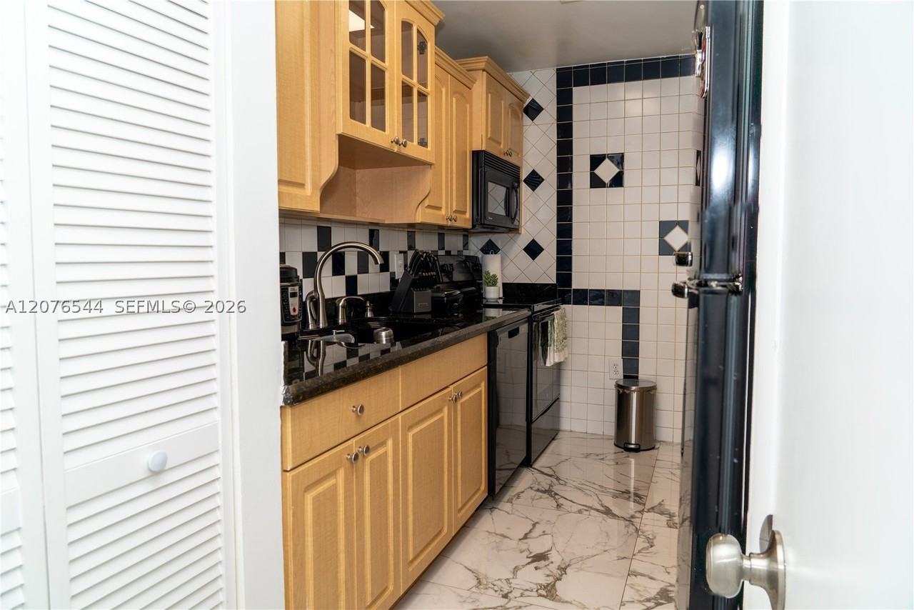 854 Nw 87th Ave #405 - Photo 7 of 19